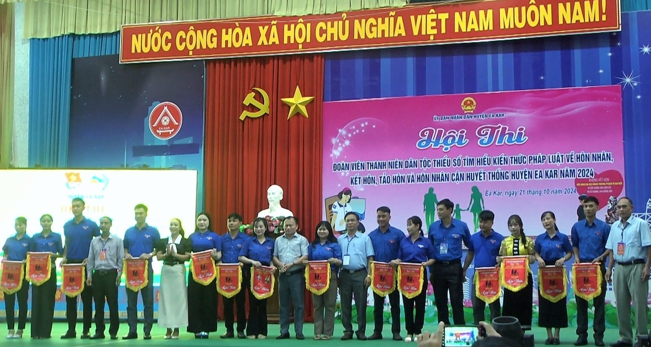 Ban Tổ chức trao cờ lưu niệm cho các đơn vị tham gia 